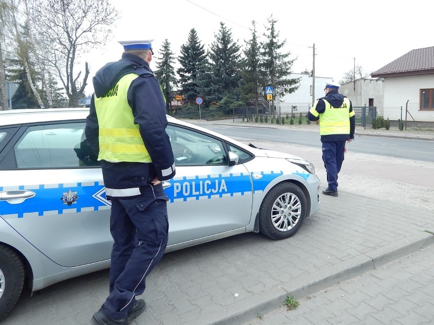 Pijany kierowca uderzył w donicę w Piotrkowie Kujawskim i chciał zbiec z miejsca zdarzenia. Miał 1,8 promila [zdjęcia]