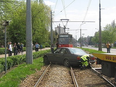 Częstochowa: Pijany w sztok kierowca bmw zablokował tory tramwajowe [ZDJĘCIA]