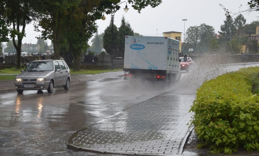 Zimny "prysznic" czeka przechodniów na ulicy Wiśniowej we Włoszczowie
