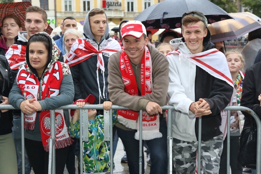 Wielkie emocje w Strefie Kibica na Rynku w Kielcach podczas meczu Polska-Kolumbia