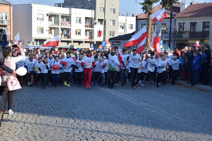 Kraśnik. Sztafeta Niepodległości - niemal pół tysiąca osób pobiegło by uczcić 100-lecie niepodległości Polski (ZDJĘCIA)