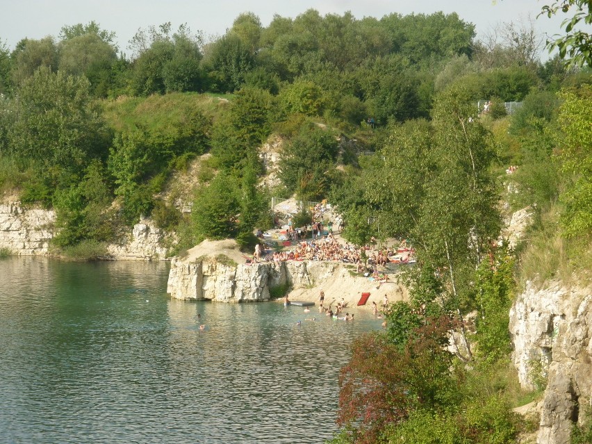 Kraków: Zakrzówek wciąż niebezpieczny: mimo zakazów, nie brakuje plażowiczów [ZDJĘCIA]