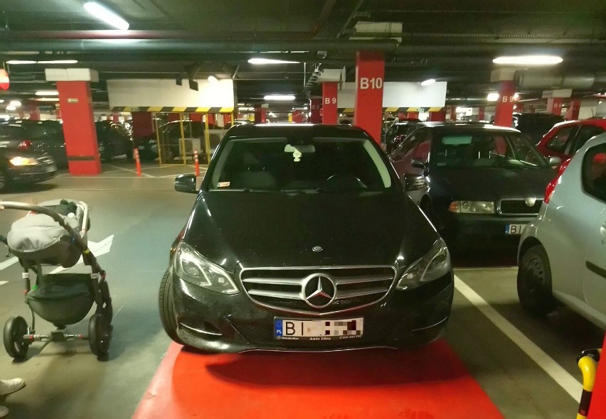 Parking Podziemny, galeria Alfa. Mercedes zastawia ciąg...
