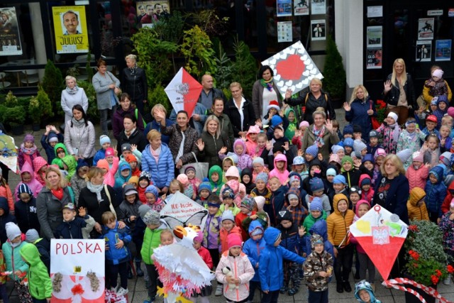 Biało-czerwone latawce marzeń Przedszkola im. Korczaka w Radomsku