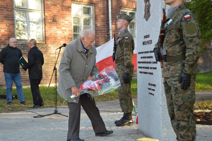 Malbork. Tablica na cześć Witolda Pileckiego stanęła przy mostach [WIDEO, ZDJĘCIA]. "Ostatni ułan, kandydat na ołtarze, wielki Polak"