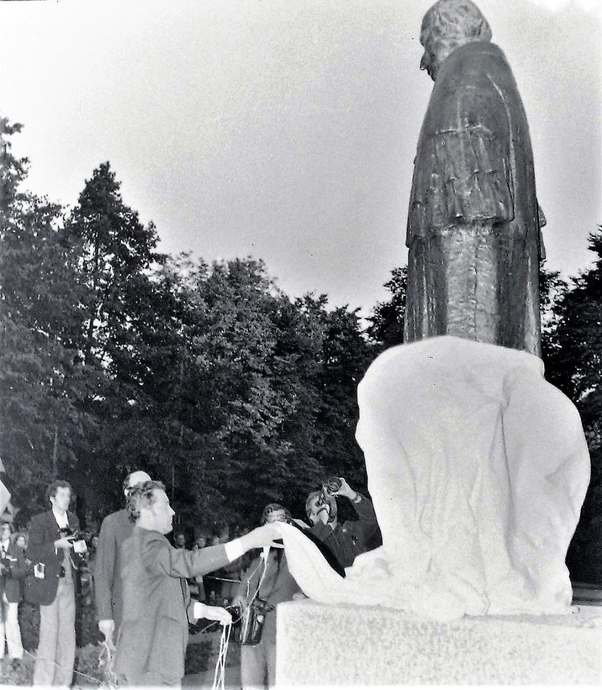 Moment odsłonięcia 4 września 1976 roku w Słupsku pomnika...