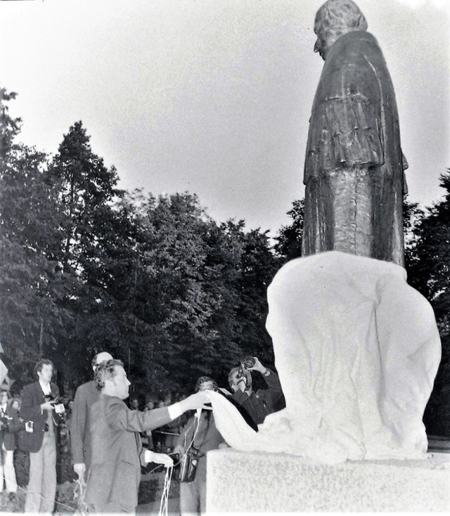 Moment odsłonięcia 4 września 1976 roku w Słupsku pomnika Fryderyka Szopena przez wicepremiera, ministra kultury i sztuki Józefa Tejchmę