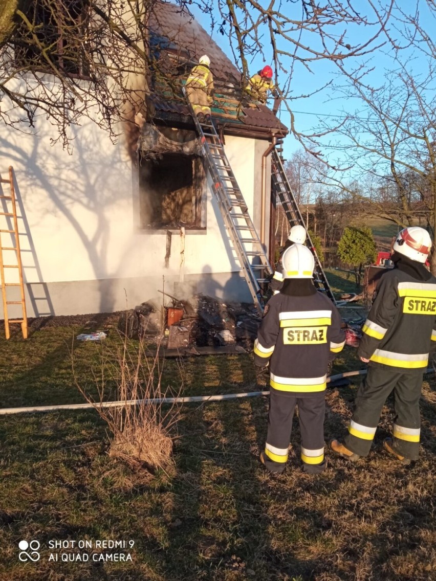 Jasienica. Pożar domu jednorodzinnego w pow. bielskim. Nie żyje ok. 55-letni mężczyzna. Strażacy natrafili na zwęglone zwłoki podczas akcji