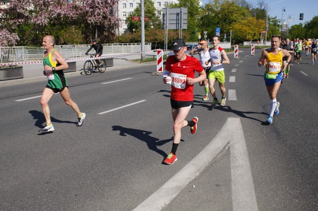 Orlen Warsaw Marathon 2018. Biegacze pokonali królewski dystans. Biegliście? Szukajcie się na zdjęciach [GALERIA 2]