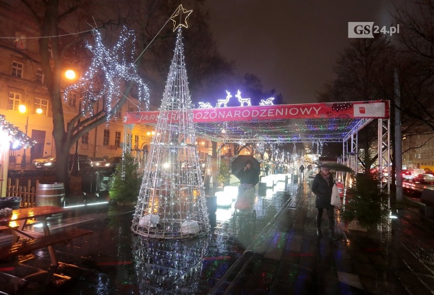 Pierwszy dzień Jarmarku Bożonarodzeniowego w Szczecinie. Na początek parada Mikołajów i... deszcz [ZDJĘCIA, WIDEO]