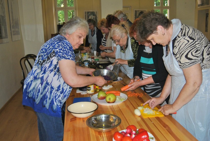 Kulinarne warsztaty w Poraju. Uczestniczki przyrządziły m.in. pieczony karczek i ciasto czekoladowe
