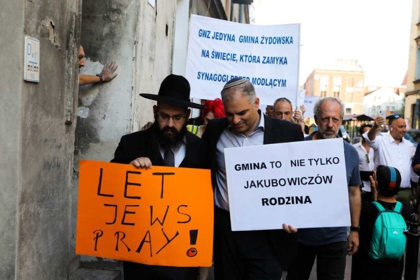 Protest i modlitwa na ulicy. Trwa spór o synagogę Izaaka