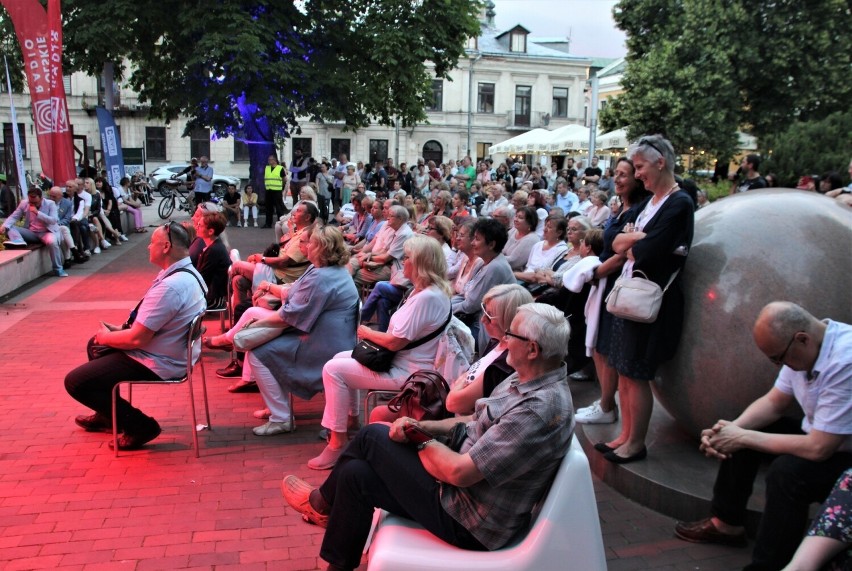 Koncert Adama Struga wraz z zespołem na zamojskim Rynku...