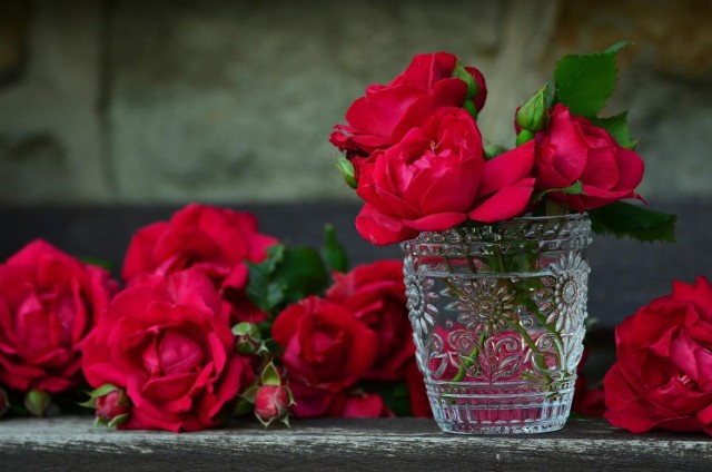 Róże 

To najbardziej popularne kwiaty. Bukiet róż zawsze robi wrażenie, a pojedynczy kwiat ozdobiony wstążką także idealnie nadaje się na prezent. Róże symbolizują miłość, dlatego będą idealnym wyborem w dniu święta mamy.
