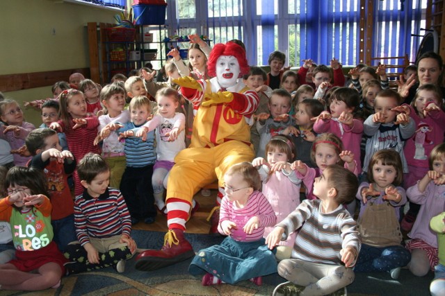 Podczas godzinnego spotkania Ronald wspólnie z przedszkolakami starał się wyczarować prezenty.
