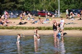 Kąpielisko w Brzezinach w upalną niedzielę. Z ochłody w wodzie i wypoczynku na plaży korzysta tu wiele osób. ZDJĘCIA