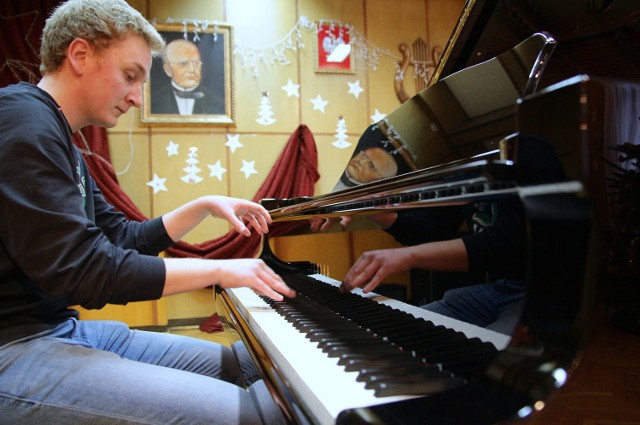 Patryk Sikora, uczeń klasy  fortepianu, wypróbował instrument, który kupiła właśnie Państwowa Szkoła Muzyczna w Grudziądzu