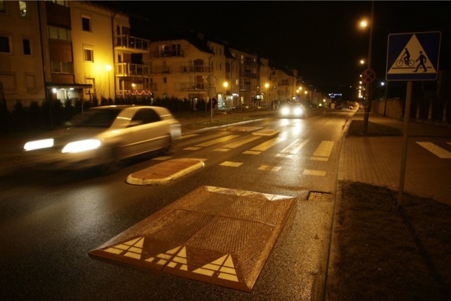 Poduszki berlińskie są na tyle wąskie, że autobusy mogą przejechać nad nimi, nie najeżdżając na nie kołami. Również rowerzyści mogą przejechać bokiem, nie wjeżdżając na próg. Natomiast samochody osobowe muszą na nie najechać kołami przynajmniej z jednej strony, zmuszając tym samym do zmniejszenia prędkości.