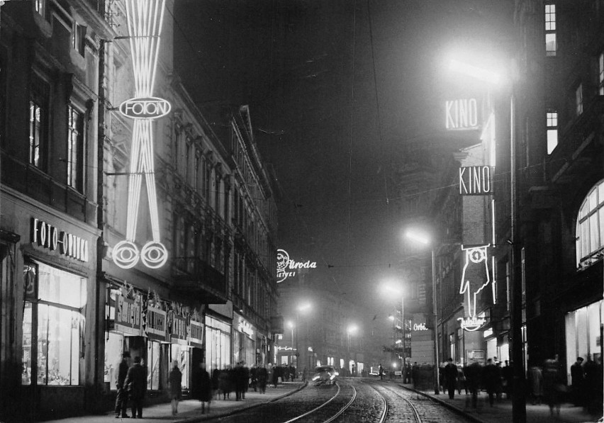 Lata 70. XX wieku - ulica Gdańska rozświetlona neonami,...