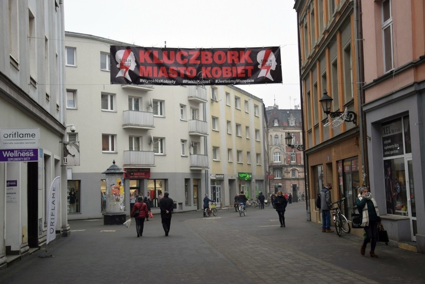 Strajk Kobiet w Kluczborku - baner nad ul. Krakowską, czyli...