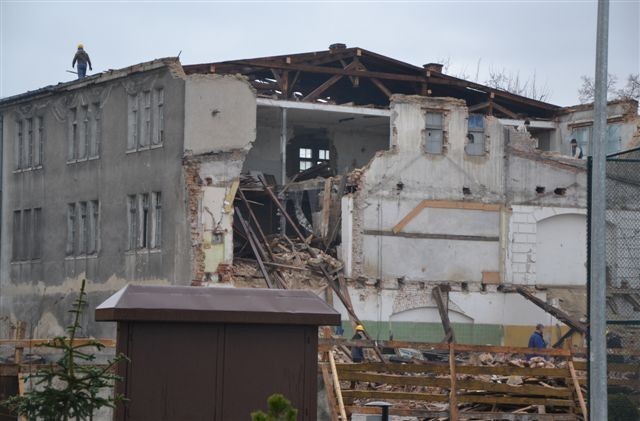 Rozbiórka budynku na Piaskach w Malborku. Tu przeniesie się ośrodek &quot;Na Skarpie&quot;