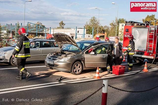 Wyciek paliwa z samochodu jadącego po ul. Długiej w Wałbrzychu. Musieli interweniować strażacy