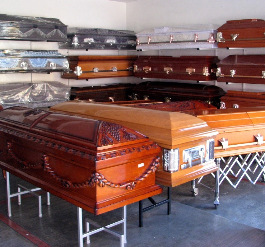Branża pogrzebowa w pandemii. Jest więcej zgonów, ale rodziny zmarłych kupują tańsze trumny