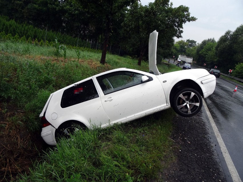 Wypadek w Witaszycach: Golf w rowie. Kierowca w szpitalu