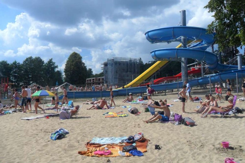 Plaża w Margoninie: Kolejki do parku wodnego i wyciągu nart...