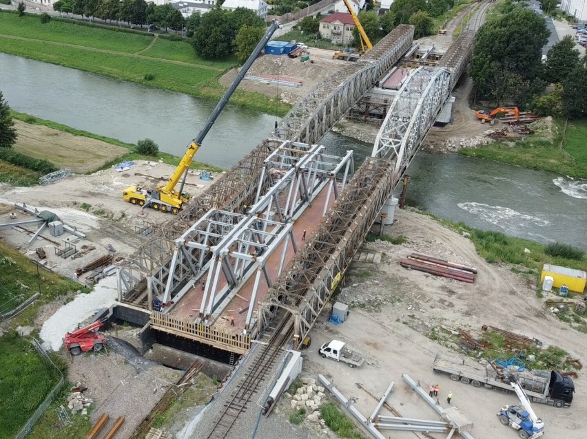 Raport z budowy nowego mostu kolejowego w Przemyślu [ZDJĘCIA, WIDEO]