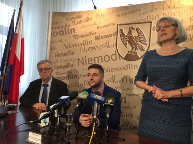 Dorota Koncewicz, burmistrz Niemodlina, wiceminister Patryk Jaki i dyrektor opolskiego oddziału GDDKiA Przemysław Maliszkiewicz mówili dziś między innymi o tym, na jakim etapie jest postępowanie w sprawie budowy obwodnicy.