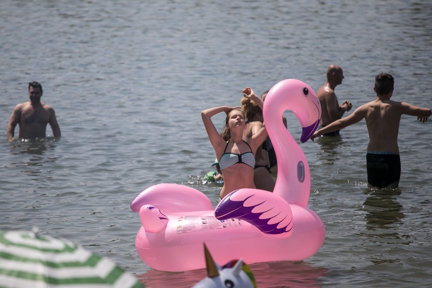 Plaża na Bagrach wypełniła się spragnionymi słońca