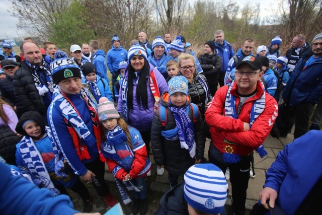 16.04.2022. Kibice Ruchu Chorzów przed wyjazdem na mecz ze Stalą w Rzeszowie.

Zobacz kolejne zdjęcia. Przesuwaj zdjęcia w prawo - naciśnij strzałkę lub przycisk NASTĘPNE