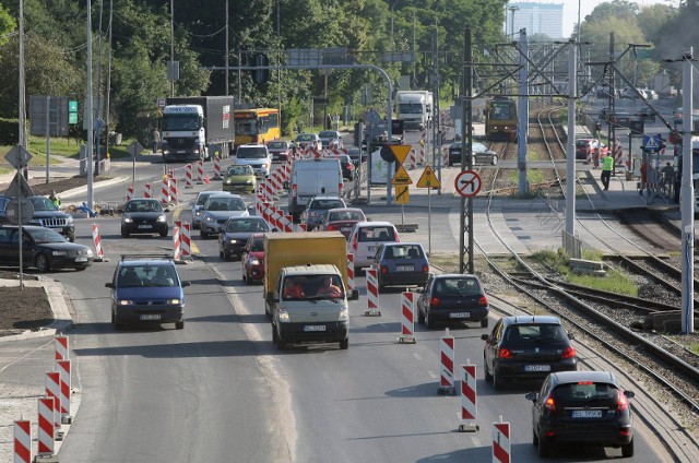 Opóźnia się zmiana organizacji ruchu na skrzyżowaniu ulicy Pabianickiej i al. Jana Pawła II.