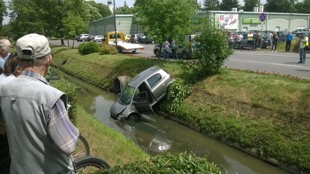 Wypadek w Radomsku. Auto wjechało do Radomki