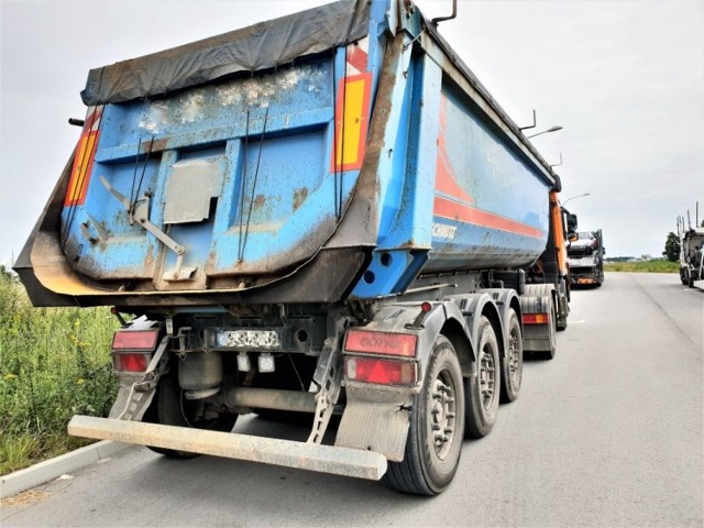 Część ciężarówek zatrzymanych na obwodnicy Opola miała zniszczone ogumienie.