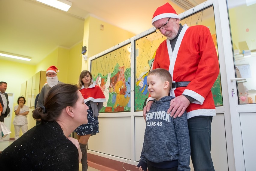 Mikołajkowa wizyta burmistrza w szpitalu w Kwidzynie. Upominki dla dzieci i personelu [ZDJĘCIA]