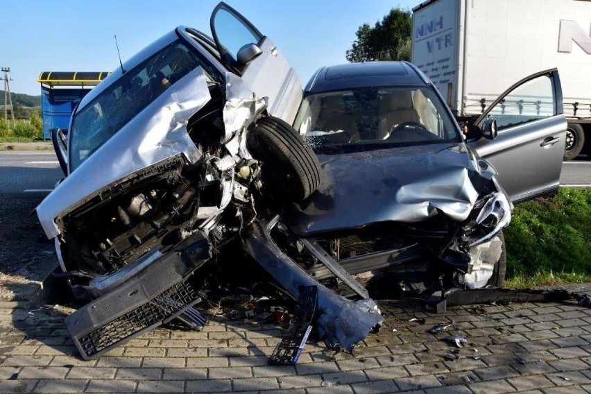 Wielka Wieś. Groźny wypadek na drodze wojewódzkiej. Czołowo zderzyły się dwa samochody. Jedna osoba poważnie ranna [ZDJĘCIA]