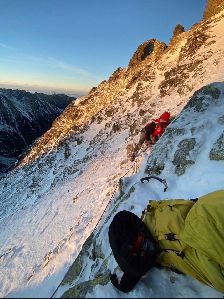 Tatry. Poszli na Rysy w lekkich butach sportowych, dresach. Nie mieli raków, czekanów, ani czołówki