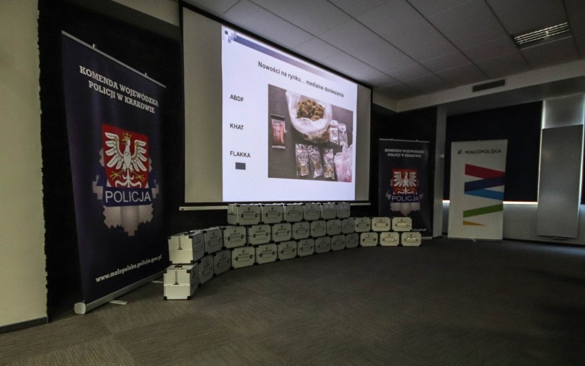 Małopolscy policjanci dostali 33 walizki z narkotykami