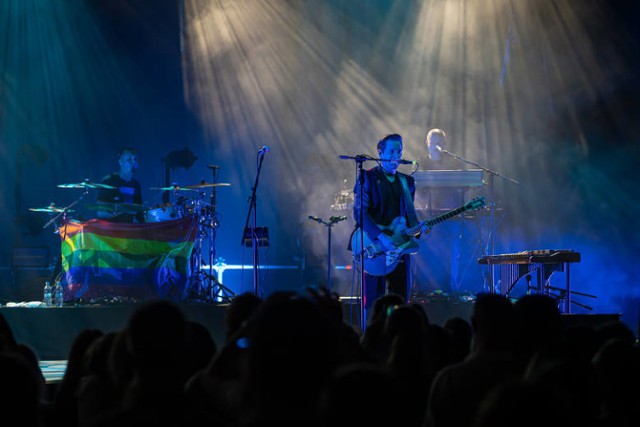 Podczas koncertu w Starym Sączu (25 sierpnia) Krzysztof Zalewski mówił dużo tolerancji. Na scenie umiejscowił tęczową flagę LGBT