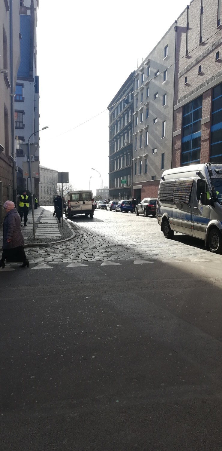 Policja zablokowała ul. Rybacką w Szczecinie. Ewakuowano 150 osób z PUM-u