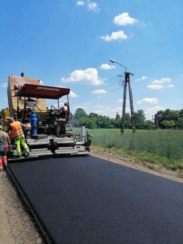 Ruszyły naprawy  dróg na terenie powiatu łaskiego