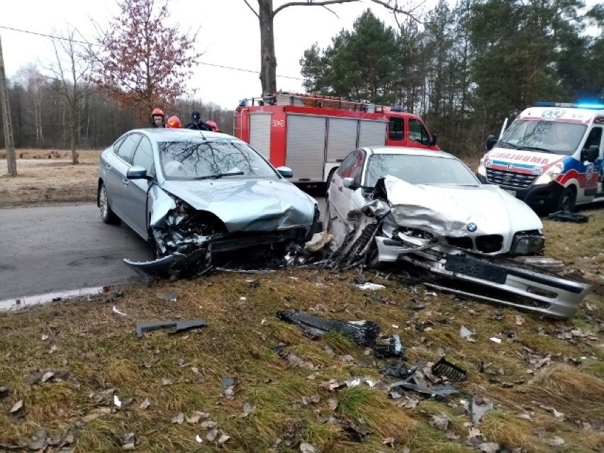 Wypadek w gminie Masłowice. Czołowe zderzenie forda z bmw