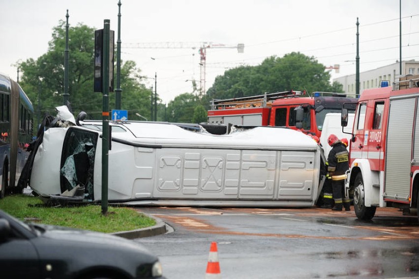 Kraków. Wypadek na Alejach Trzech Wieszczów. Bus wjechał w tramwaj [ZDJĘCIA, WIDEO]