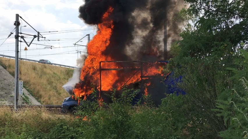 Pojazd zapalił się na ul. Torowej w Opolu, to wąska droga...