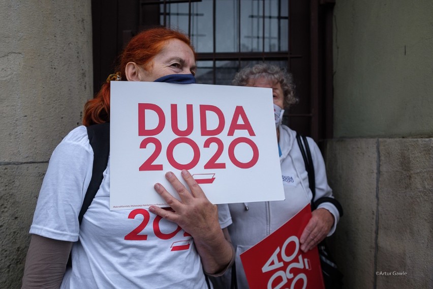 Wybory 2020 Tarnów. Prezydent Andrzej Duda spotkał się ze swoimi wyborcami. Atmosferę podgrzewała manifestacja LGBT [ZDJĘCIA]