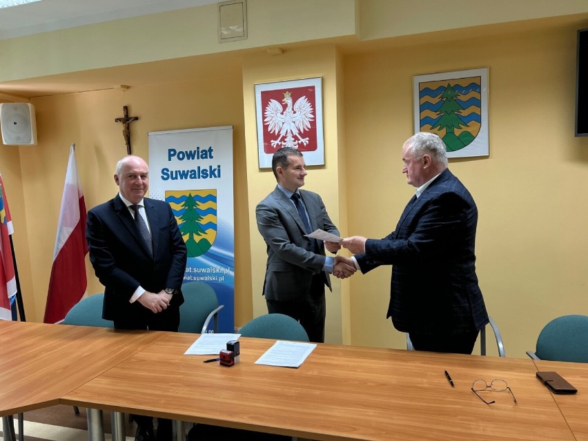 Powiat suwalski podpisał umowy na kolejne inwestycje drogowe