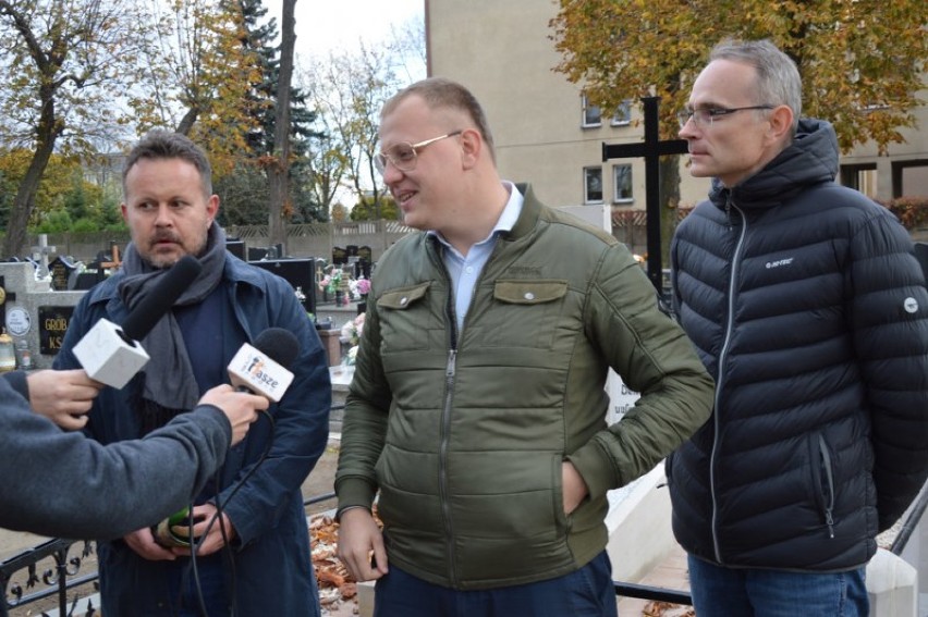 Zduńska Wola. Kolejne nagrobki odnowione na cmentarzu [zdjęcia, wideo]