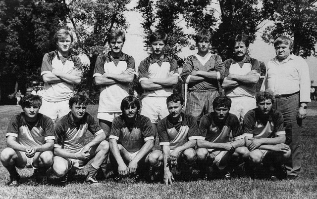 Budzyński Klub Sportowy Kłos powstał w 1975 roku przy Kombinacie Państwowego Gospodarstwa Rolnego w Budzyniu. Na zdjęciu drużyna z lat 70.